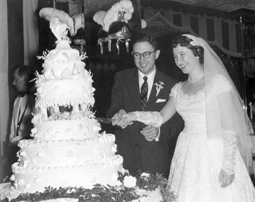 gene-enid-wedding-cake_600.jpg